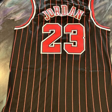 Chicago Bulls Michael Jordan # 23 Striped Retro Vintage Jersey M Black w/red #